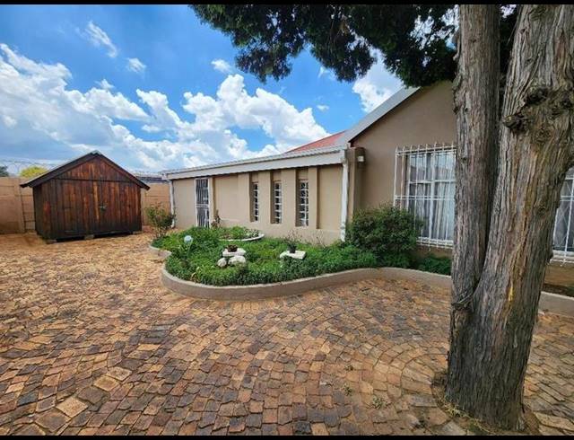 4 BEDROOM HOUSE FOR SALE IN FLORENTIA